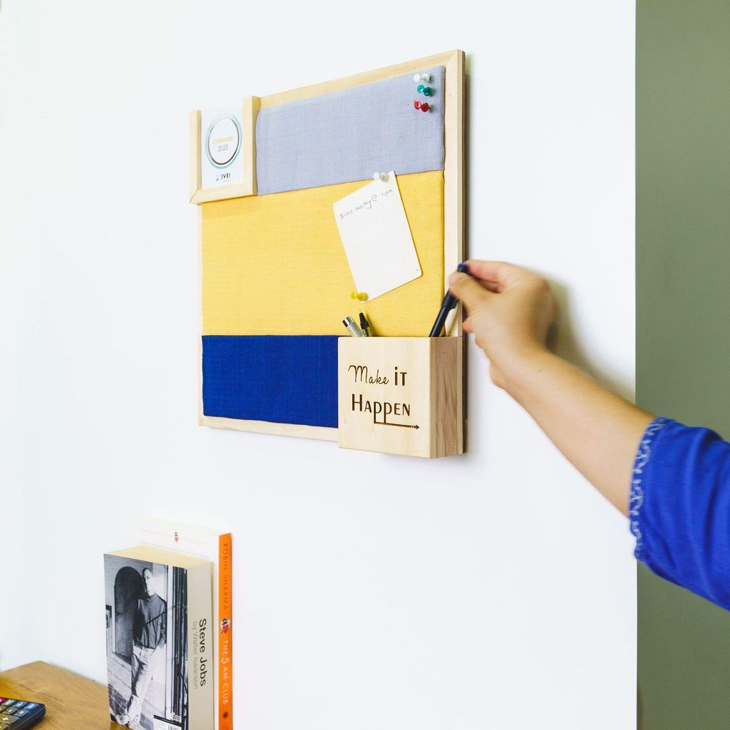 IVEI Dual Colour Pin Board with Calendar and Pen stand with Quote