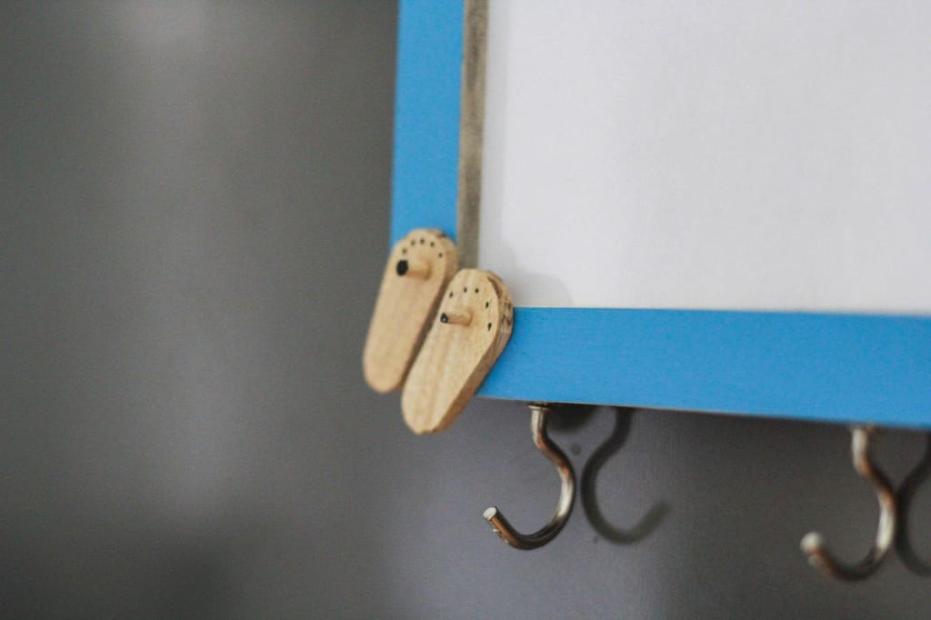 IVEI Wooden Fridge Magnets with Whiteboard and Hooks - Slippers