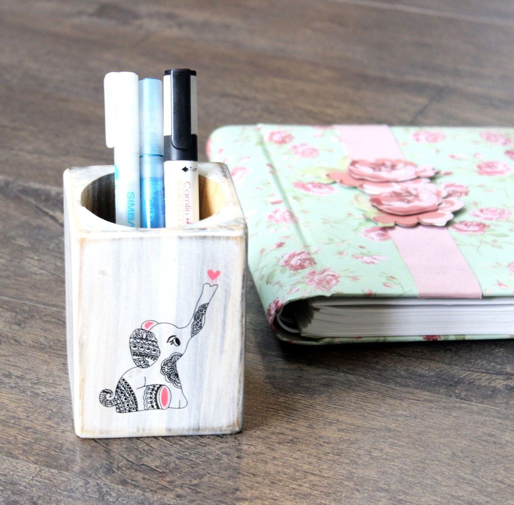 IVEI Wooden Cream Elephant Doodle Pen Stand