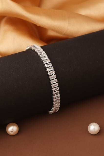 Round Real Diamond Ladies Silver Bracelet, for Party Wear, Packaging Type:  Box at Rs 68200 in Surat