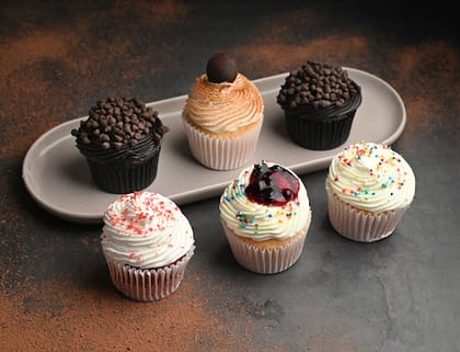 Pack Of 6 Assorted Cup Cakes __ Choco Chip Cream Cup Cake,Blueberry Cup Cake,Red Velvet Cup Cake,Choco Chip Cream Cup Cake,Blueberry Cup Cake,Red Velvet Cup Cake
