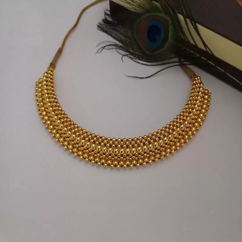Imposing Gold Marathi Thushi Necklace Set