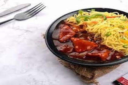 Noodles Combo - Veg __ Hakka Noodles,Chilli Paneer Gravy
