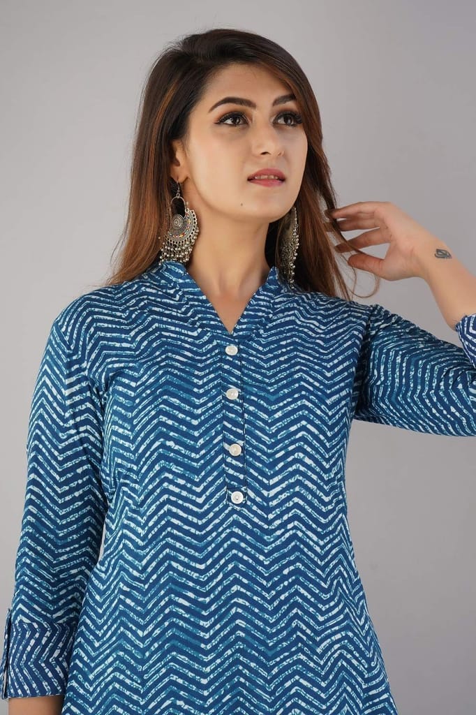 JAIPURETHNICWEAVES Women's Cotton Cambric Zig Zag Printed Straight Kurta (Blue)