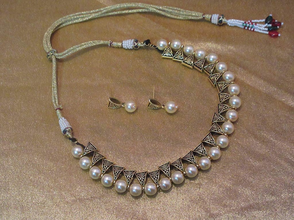 Simaya Fashionista Jewellery Golden Creamish Colour Beads Fashionable Necklace Set for Girls/Womens (SF936)