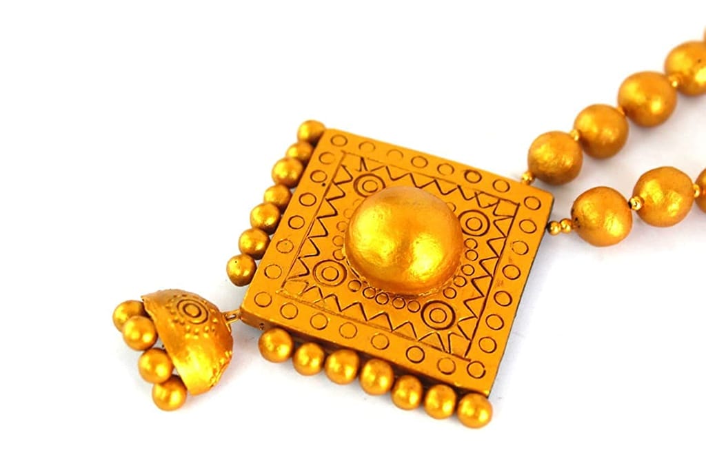 Le bijouxistic EKAM EK TERRACOTTA NECKLACE SET WITH EARRINGS IN GOLD COLOUR WITH RHOMBUS SHAPE FOR WOMEN AND GIRLS FOR CASUAL AND FORMAL WEAR