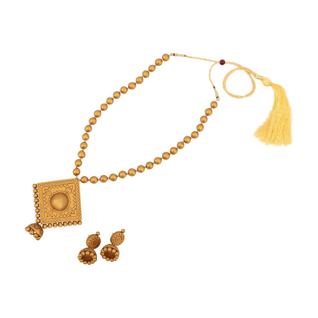 Le bijouxistic EKAM EK TERRACOTTA SET WITH EARRINGS IN GOLD COLOUR WITH TRADITIONAL SOUTH INDIAN MOTIVE