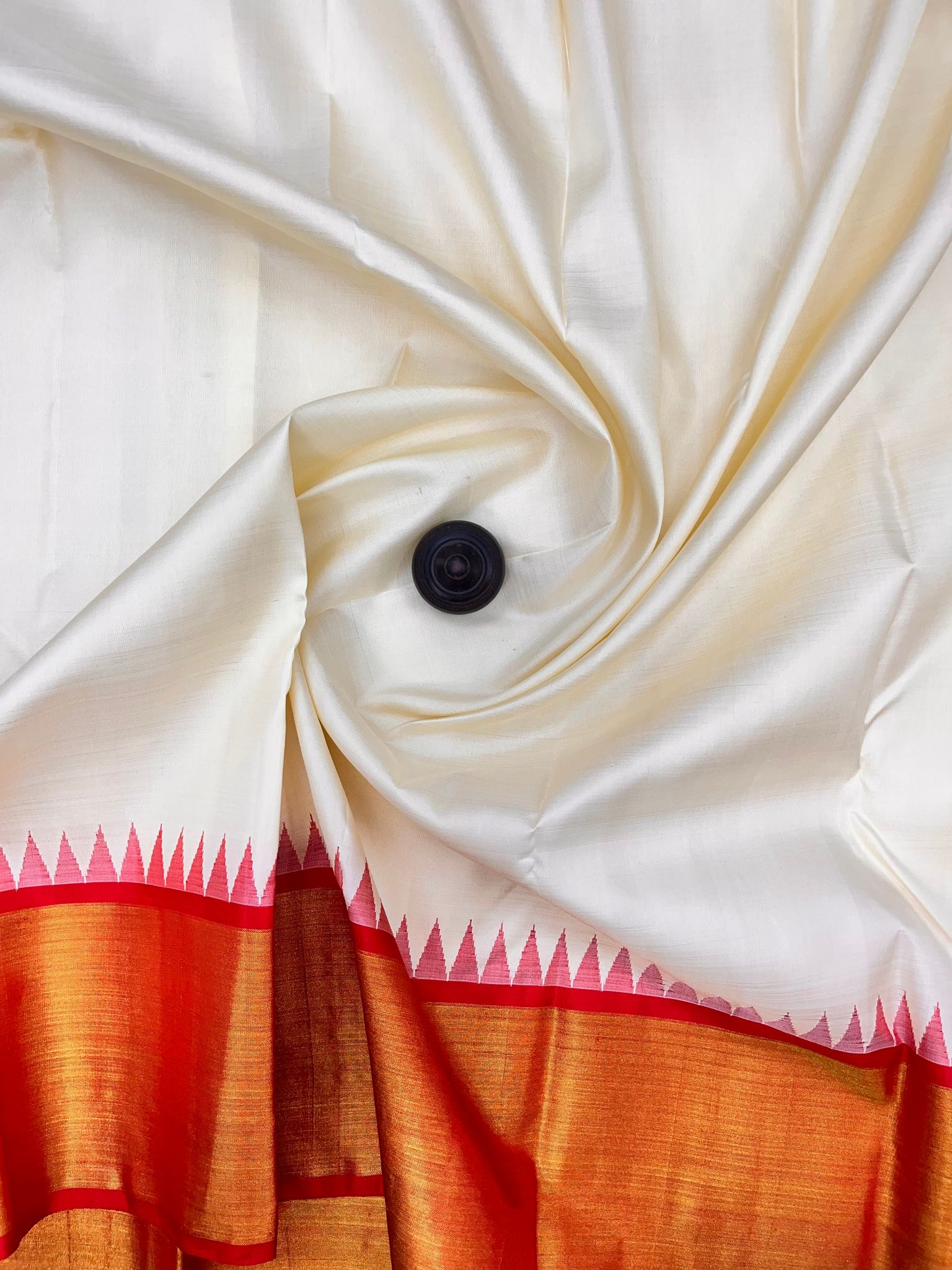 White Color Plain Kanjivaram Pure Silk Saree Has Contrast Pallu & Blouse