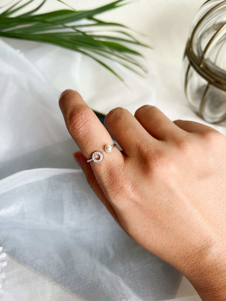 Selena silver ring with pearl and zircon