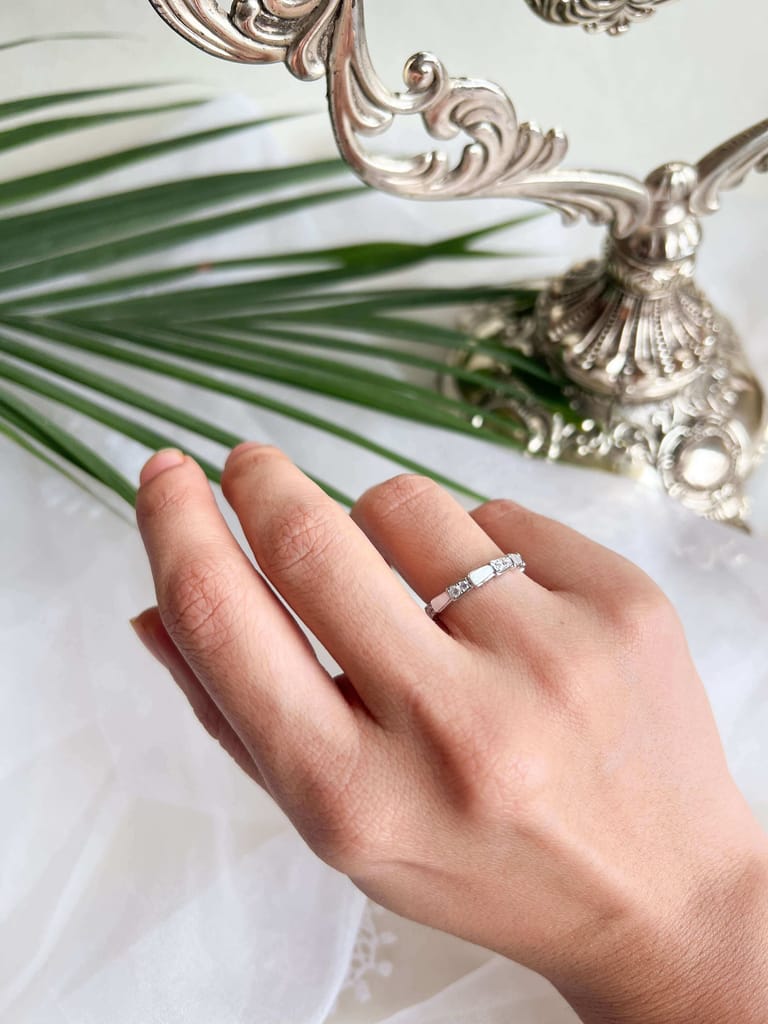 Soleil silver ring with zircon and shell stone