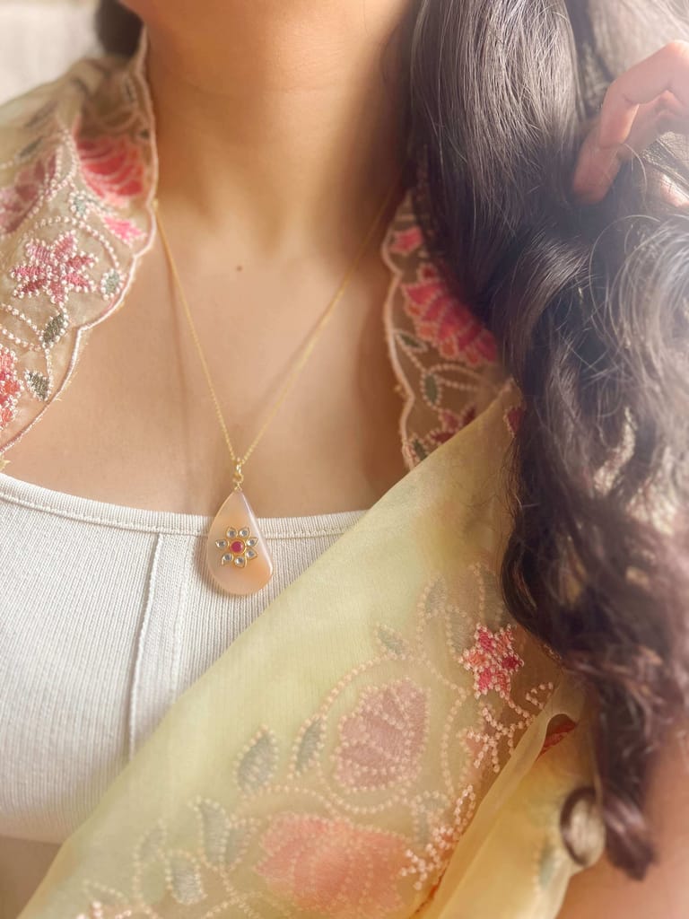 Ila gold plated silver neckchain with peach moonstone pendant