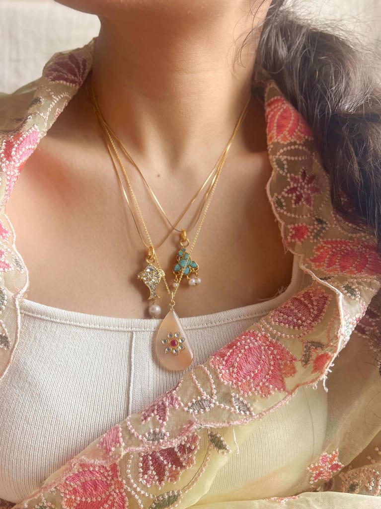 Ila gold plated silver neckchain with peach moonstone pendant