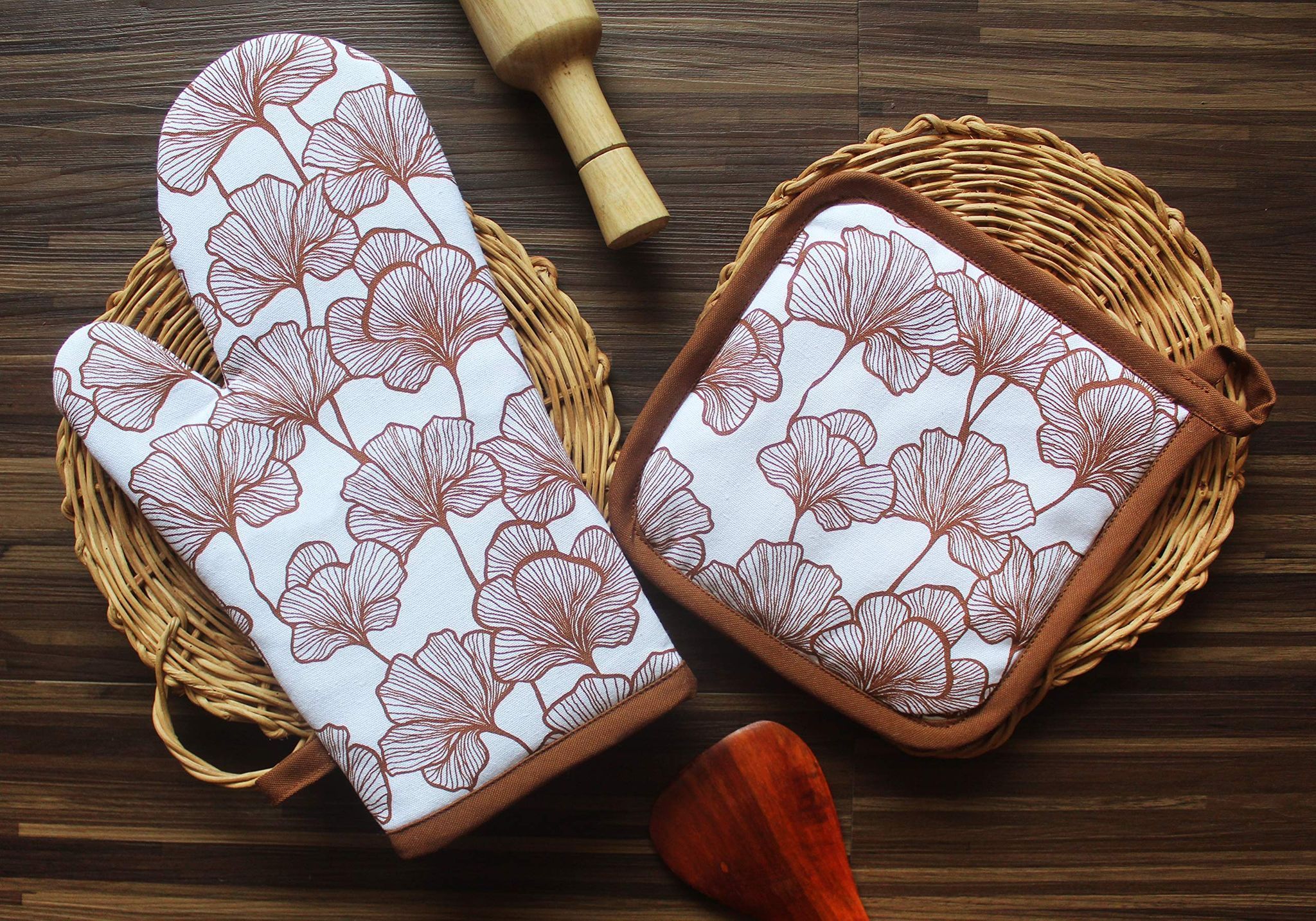 Airwill ? Cotton Designer Pattern Heat Resistant Kitchen Linens (1 Oven Mitt & 1 Pot Holder) (White,Brown)