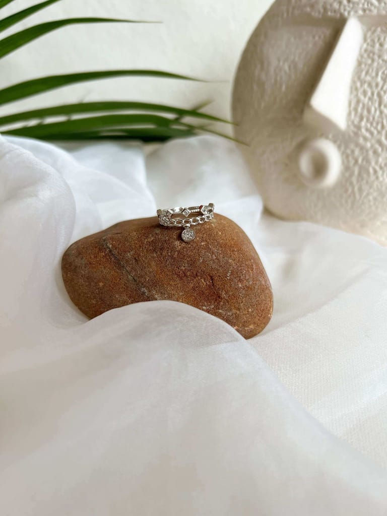 Delara silver ring with link chain and drop detail