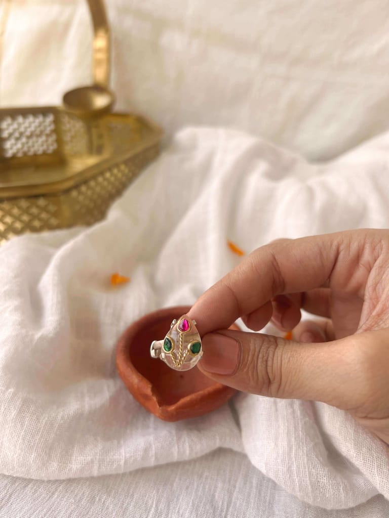 Clear quartz stone silver ring with kundan detail