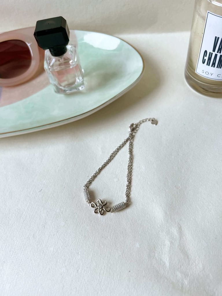 Mystic knot bracelet with double chains in silver