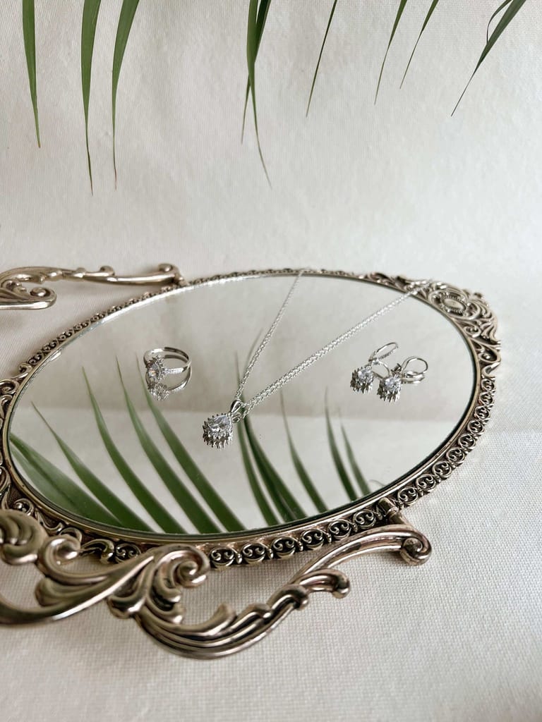 Alaya necklace set in silver with pear cut mossainite