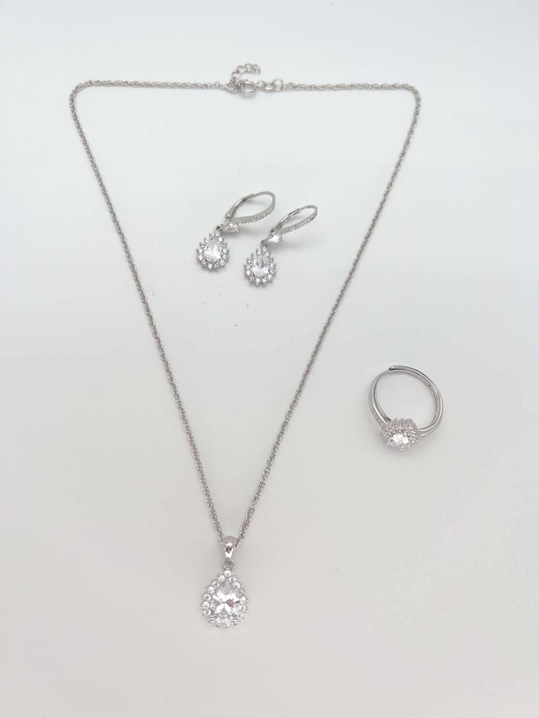 Alaya necklace set in silver with pear cut mossainite