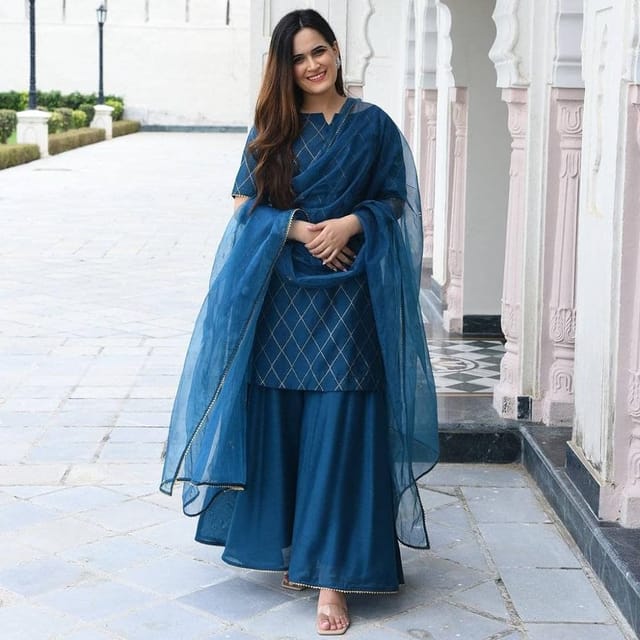 Buy Sunehri Women's Velvet Navy Blue Embroidered A-Line Kurta Sharara  Dupatta SetOnline – ISHIN FASHIONS