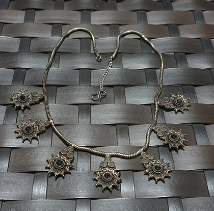 Glamvila Black Stone German Silver Chain