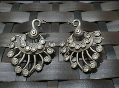 Glamvila Antique Finish Stud