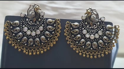 Glamvila Dancing Peacock Stud