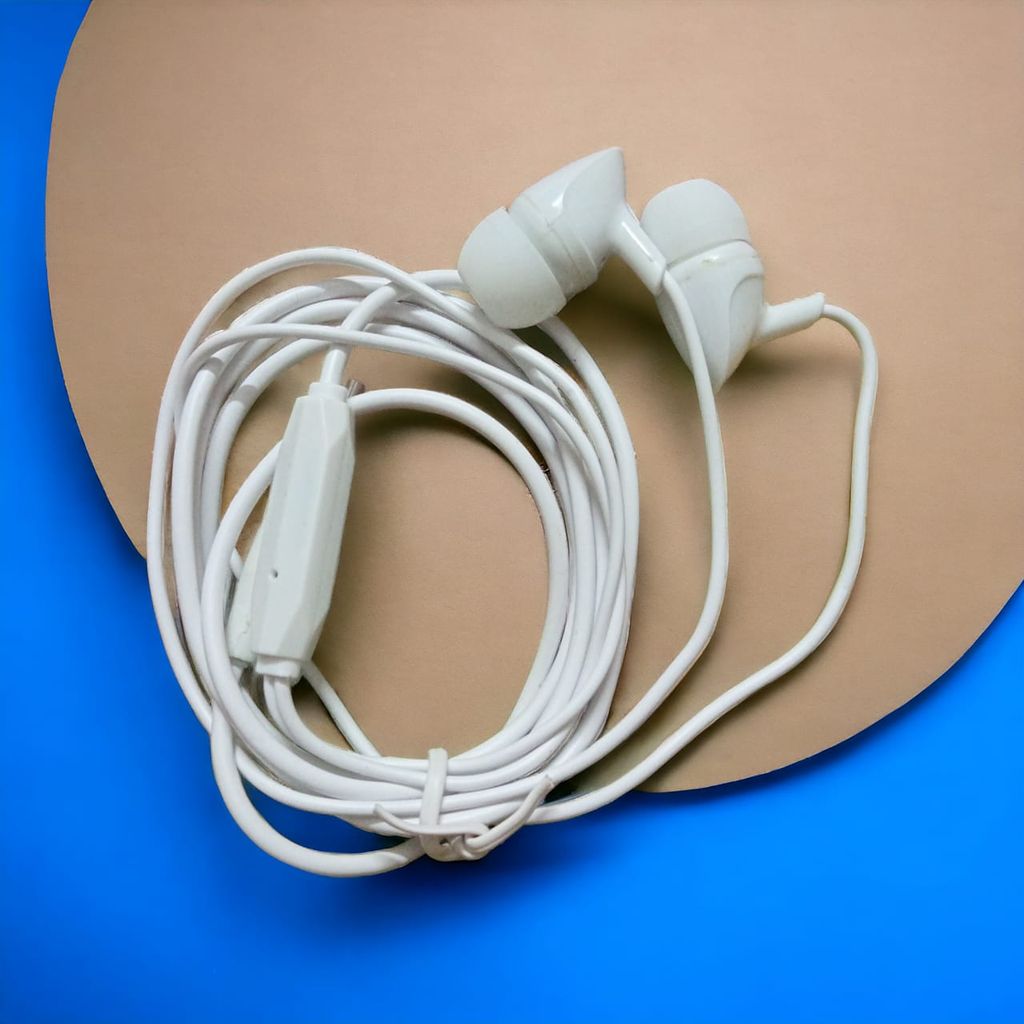 White Wired Earphone with mic , 3.5 mm jack , earfit design , 1 meter