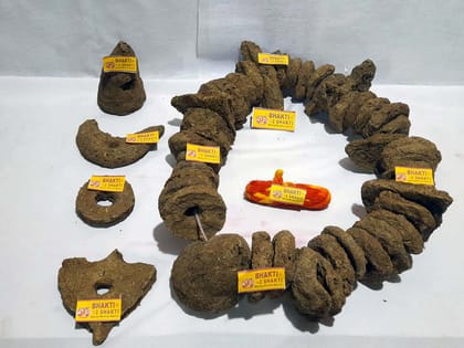 Bhakti2Shakti Cow dung Mala for Holi Puja (Pack of 30+ uple) | Holika Dahan/badkulla/badkula/badkulaya | Natural Gobar ki Mala | Kande ki mala