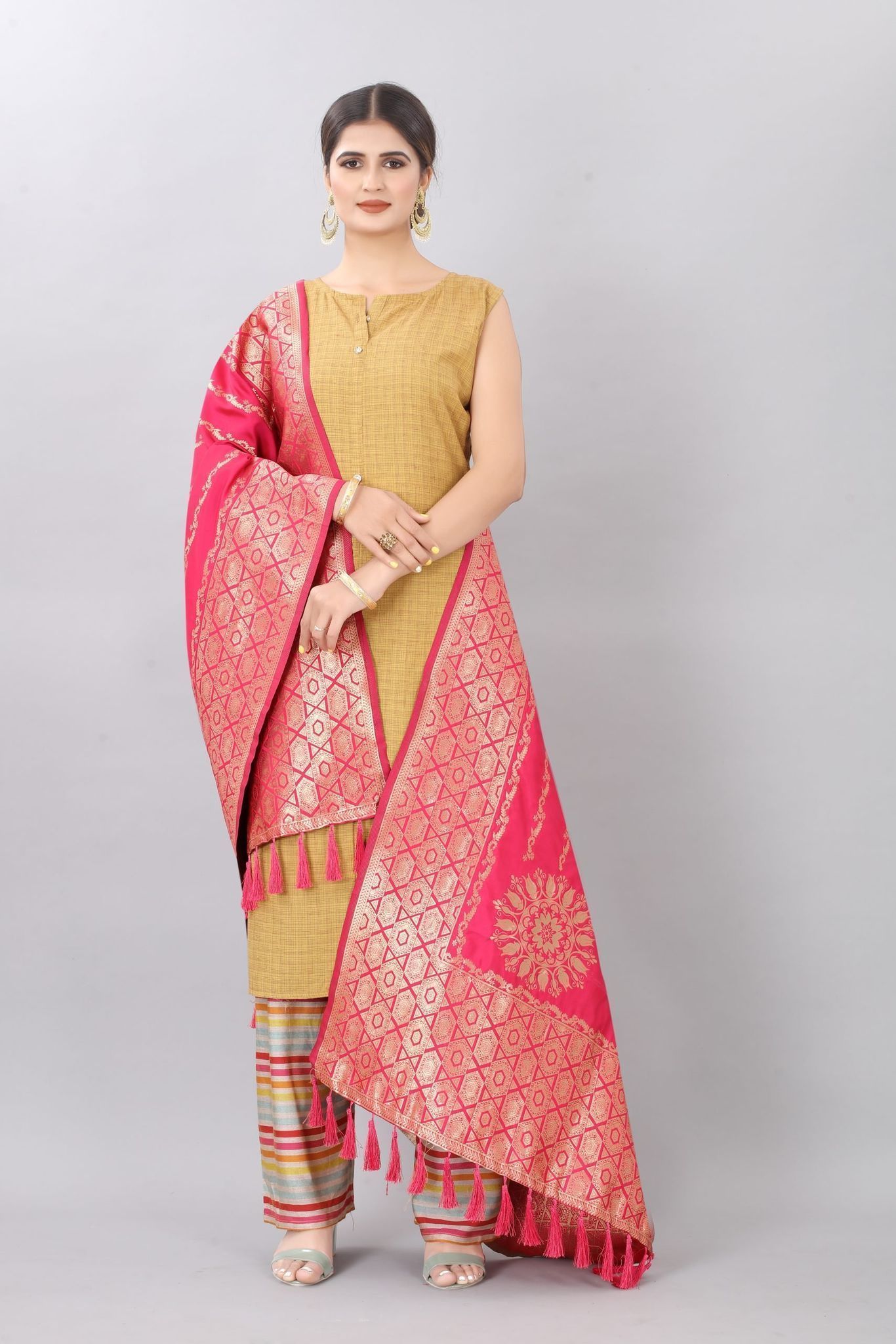 Women Pink &amp; Gold Toned Jacquared Banarasi Dupatta