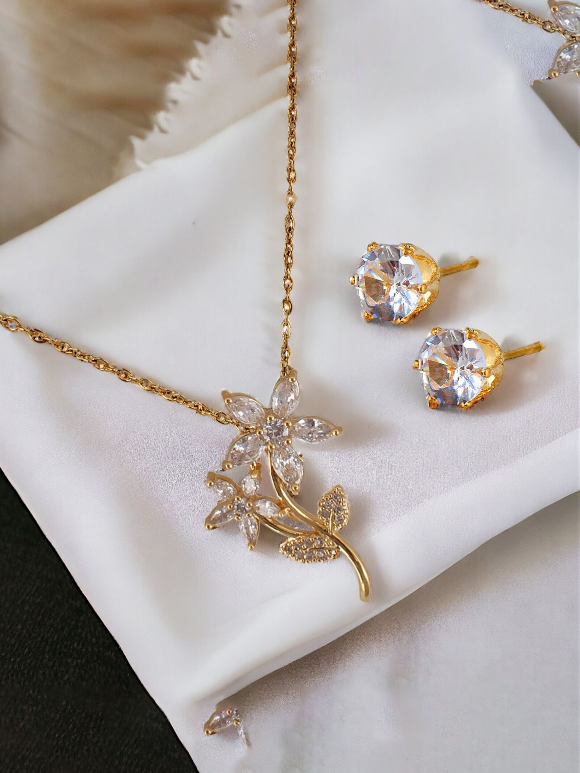 Lucky Jewellery Fashion Pendant Rhinestones Necklace Locket With Studs Long Chain Gold Plated Floral Design Pendants