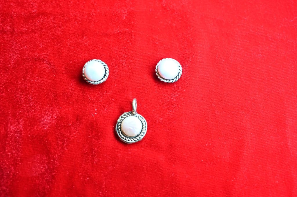 Pearl Pendent with earings