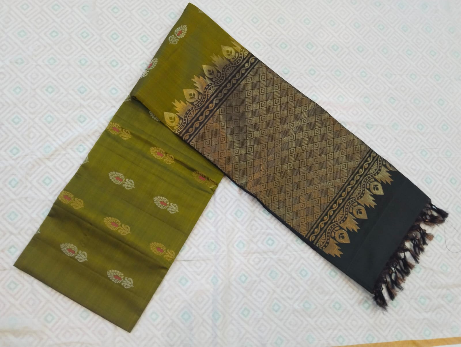 Green and Black Pure Handloom Kanchipuram Silk Saree With Blouse