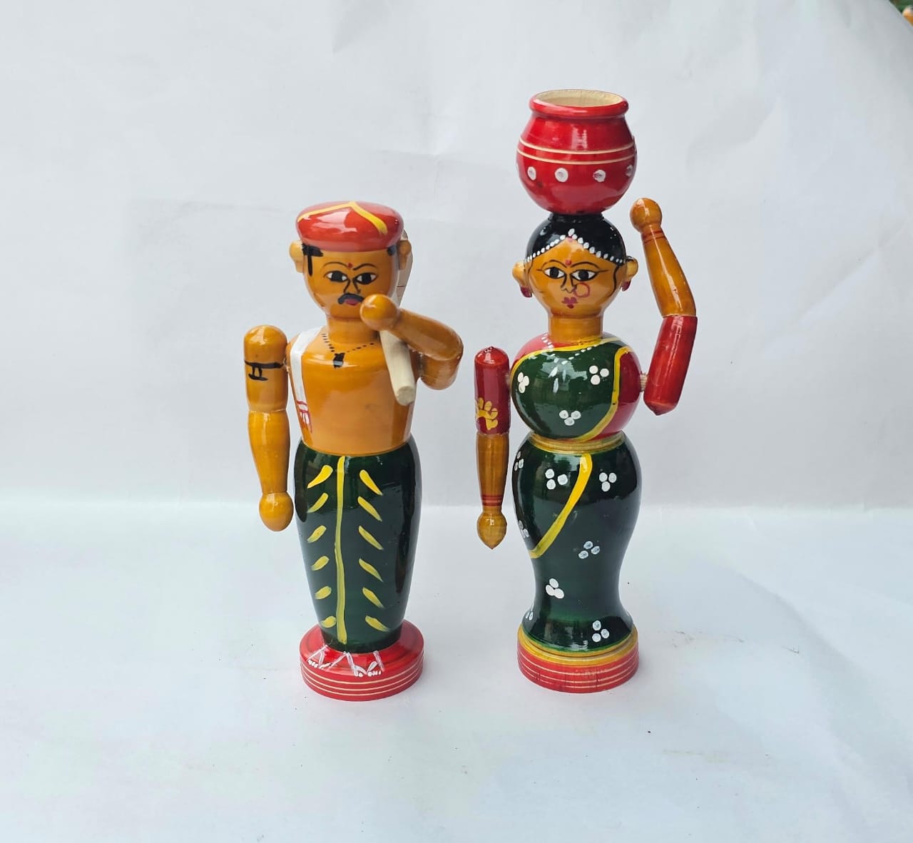 Dancing wooden couple toy