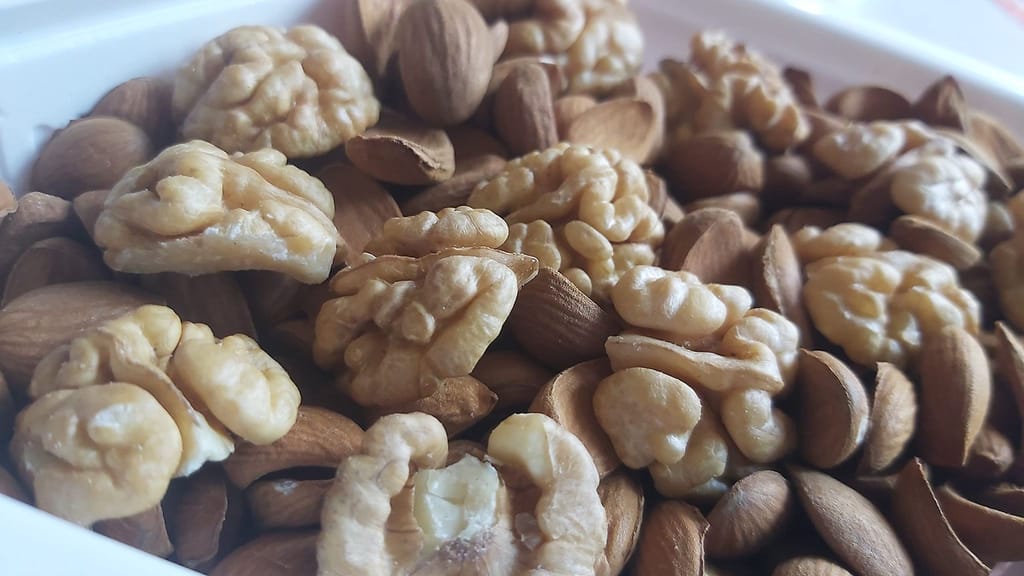 Combo pack of Kashmiri mixed almonds and walnut kernels(1KG) (mamra giri & ahkrot giri) healthy and delightful used for snacking/desserts(vacuum pack)