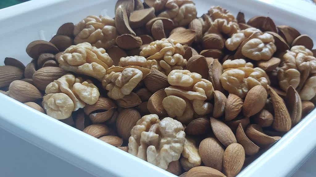 Combo pack of Kashmiri mixed almonds and walnut kernels(1KG) (mamra giri & ahkrot giri) healthy and delightful used for snacking/desserts(vacuum pack)