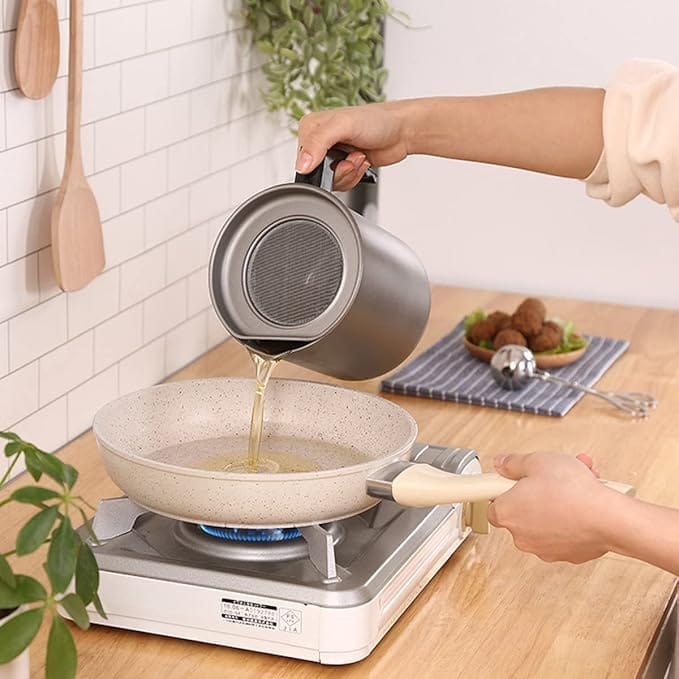 KIT & CO Kitchen Oil Filter Pot Container Grease with Strainer, 1.4L Used Cooking Oil Storage Can with Fine Mesh Filter Removable Tray with Keeper and Lid for Frying Cooking Oil Fryer Refining Pot