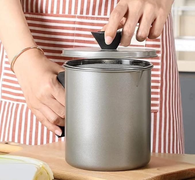 KIT & CO Kitchen Oil Filter Pot Container Grease with Strainer, 1.4L Used Cooking Oil Storage Can with Fine Mesh Filter Removable Tray with Keeper and Lid for Frying Cooking Oil Fryer Refining Pot