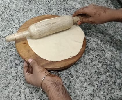 Mii Art Wooden chakla belan chapati Maker Rolling pin and Board(size-polpat-22cm,belan-33cm,) Pack of 1 Set.