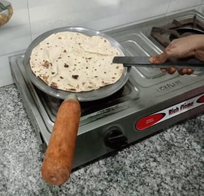 Mii Art iron tawa,rolling pin,board & tong/chakla belan and chimta for roti maker(size-tawa 26cmroling pin-33cm,roling board-23cm &chimta-37cm) pack of 4pcs.