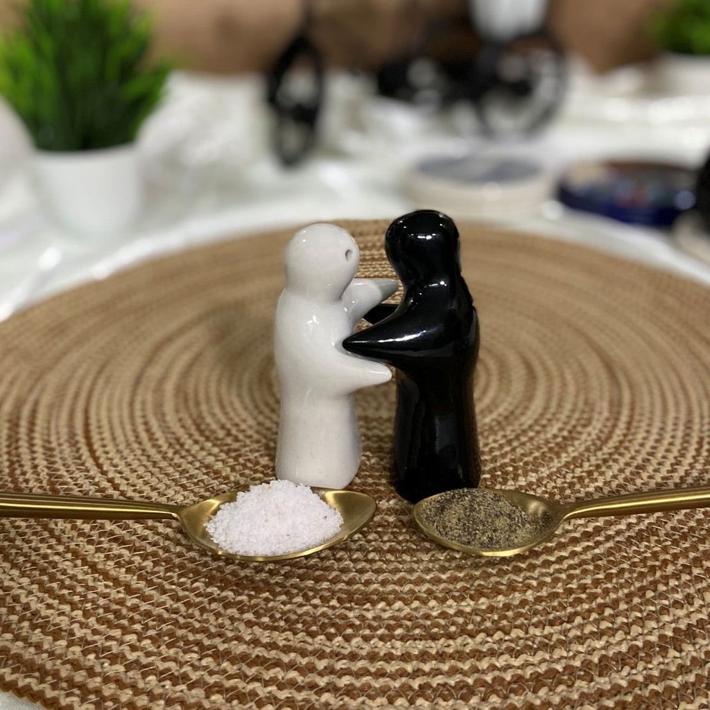Ceramic Dining Hugging Couple Ceramic Salt & Pepper Shaker