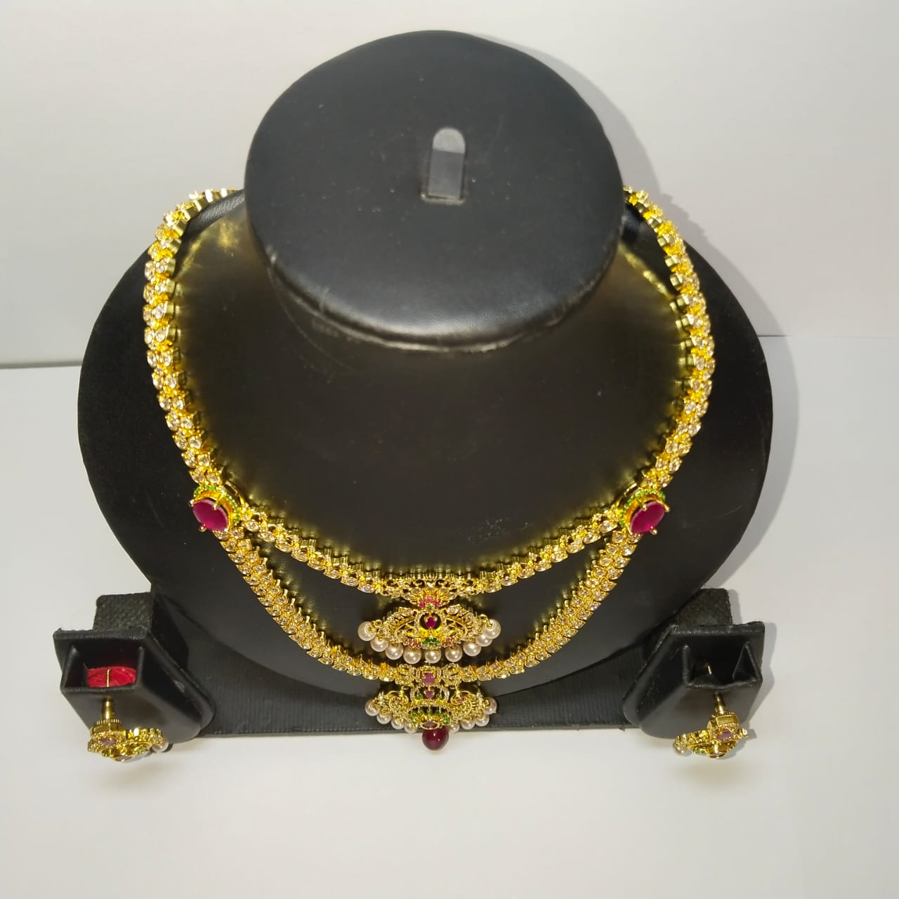 Gold-plated Kundan and pearl necklace set with earrings