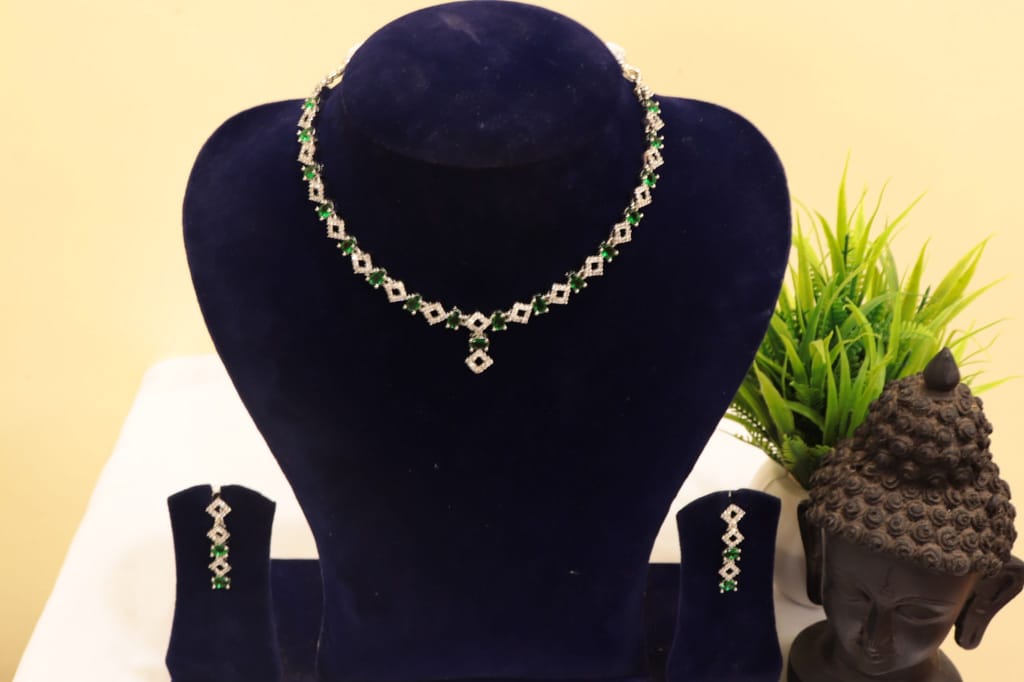 Stunning Emerald and Diamond Necklace Set in White Gold