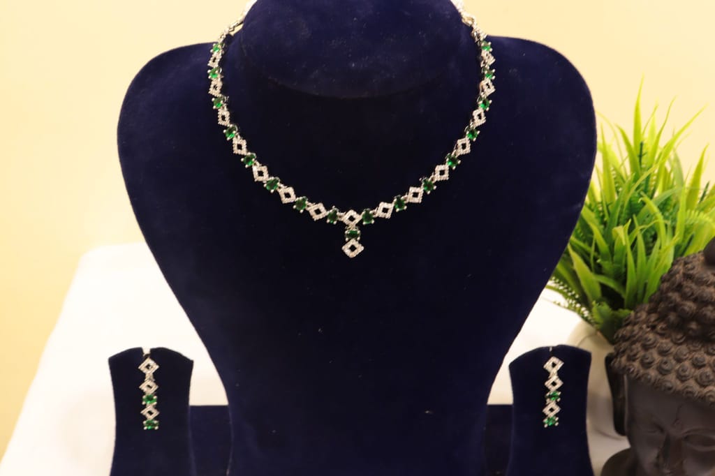 Stunning Emerald and Diamond Necklace Set in White Gold