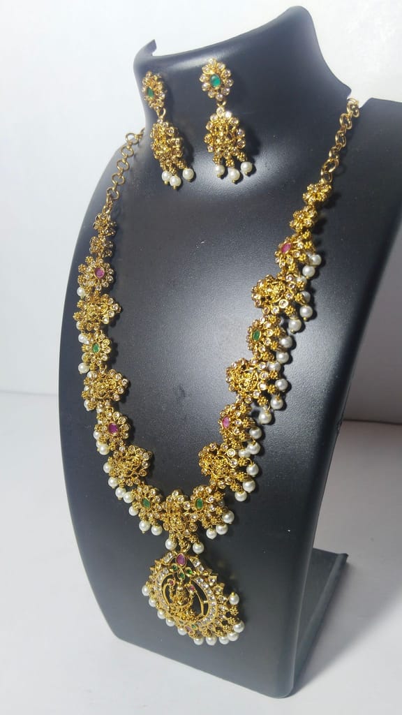 Stunning antique gold necklace set with intricate detailing and pearl drops.