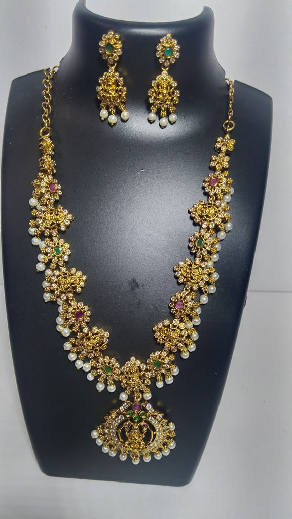 Stunning antique gold necklace set with intricate detailing and pearl drops.