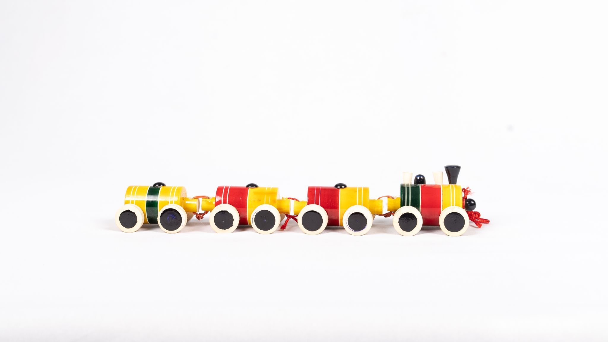 TRAIN WITH 3 BOGIES YETIKOPAKKA TOY WOODDEN PRODUCT