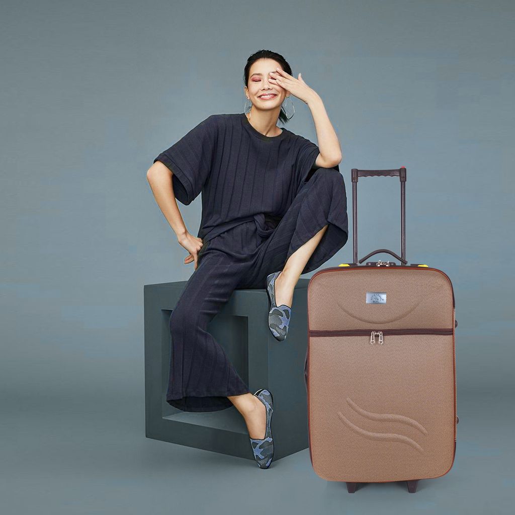Brown 2-Wheel Carry-On Suitcase with Telescoping Handle and Secure Zipper Closures