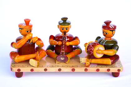 Lepakshi Handicrafts Wooden Etikoppaka 3 Dolls Sannai Set