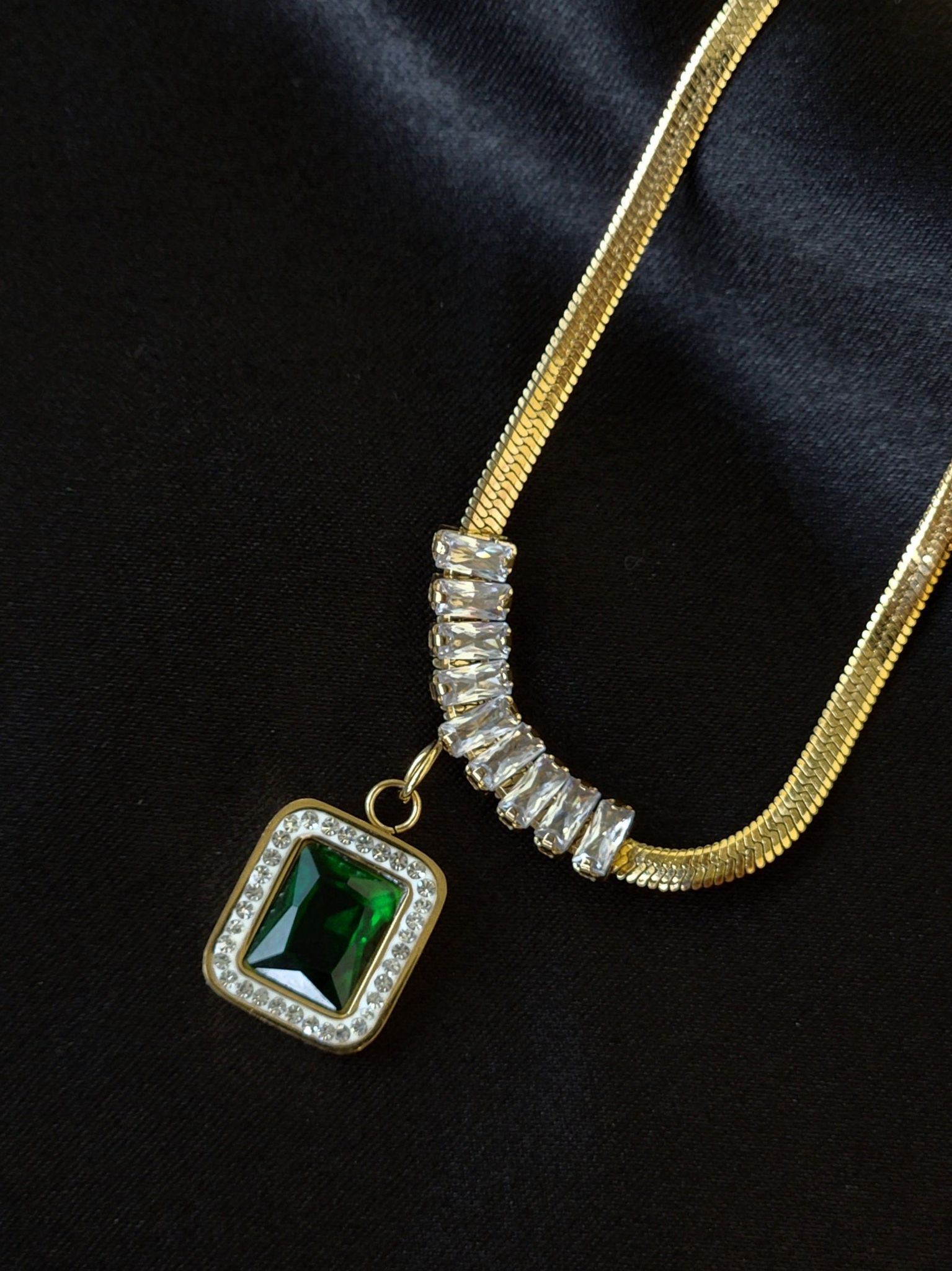 Luxurious Green Stone Pendant Necklace