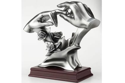 Love Couple Ring Statue